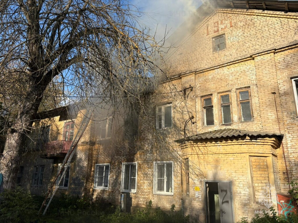 Из горящего дома на ул.Южной спасли трех человек, включая ребенка