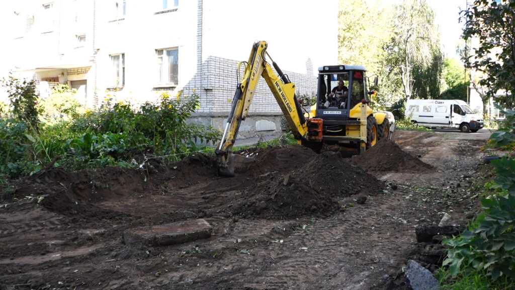 В центре и районе ЖД вокзала асфальтируют более десяти дворовых территорий