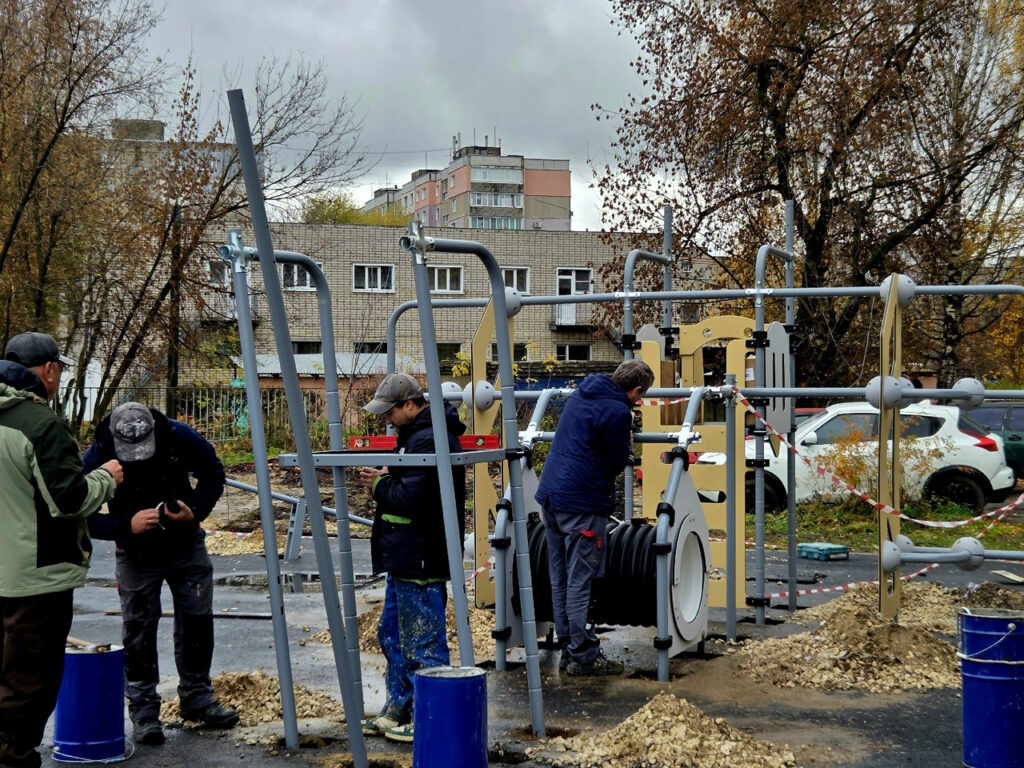 Около пруда на улице Московской монтирую новый детский городок