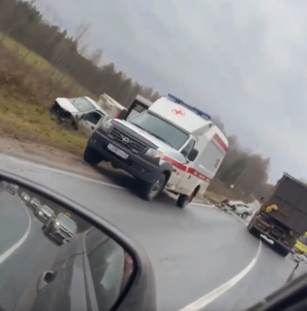 От удара ВАЗ разорвало на части