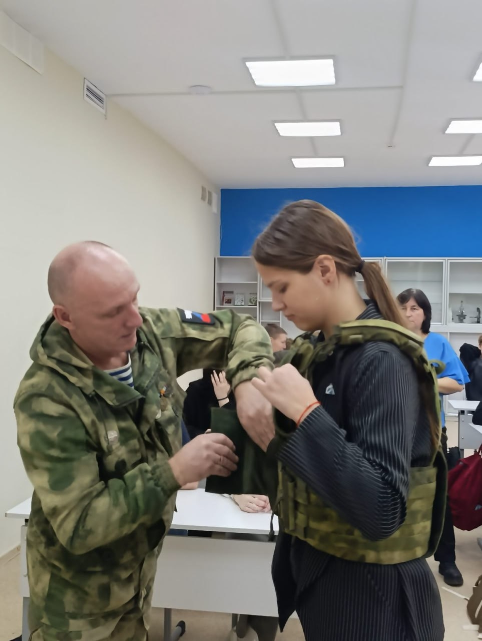 Школьники на уроке мужества с ветеранами