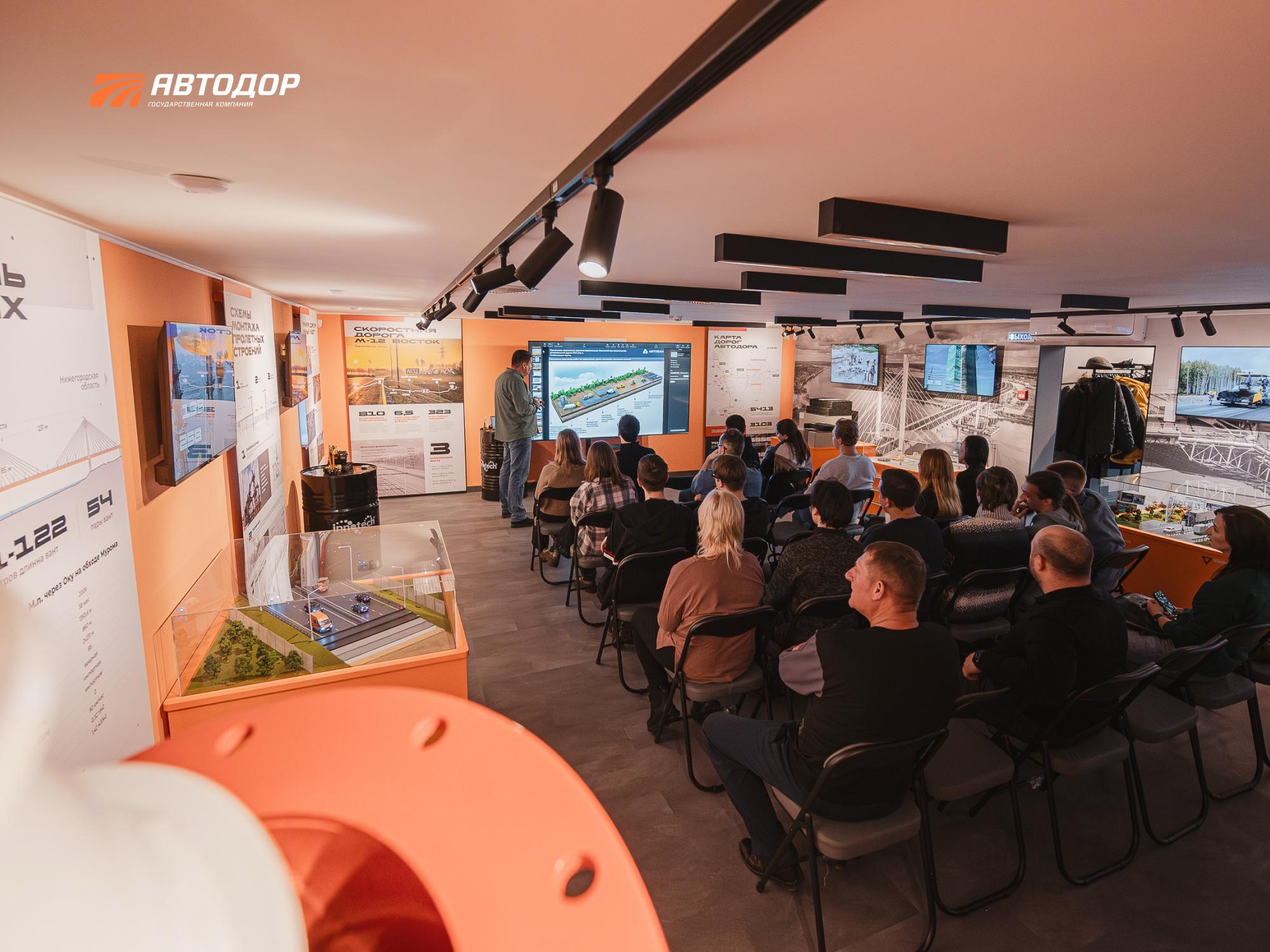 Экспонаты музея дорожного строительства на М-12» />
  <figcaption class=