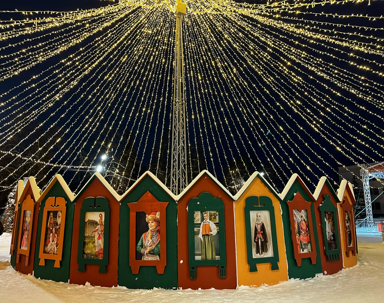 Новогодний фонтан с изображениями представителей разных народов России в Муроме