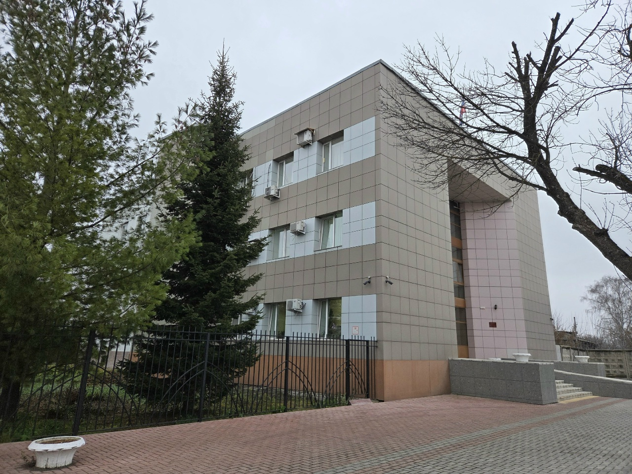 Символическое изображение банковской карты и судебного молотка