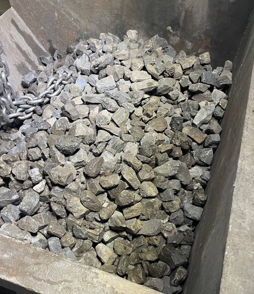 Фотография, возможно, связанная с расследованием или заводской территорией