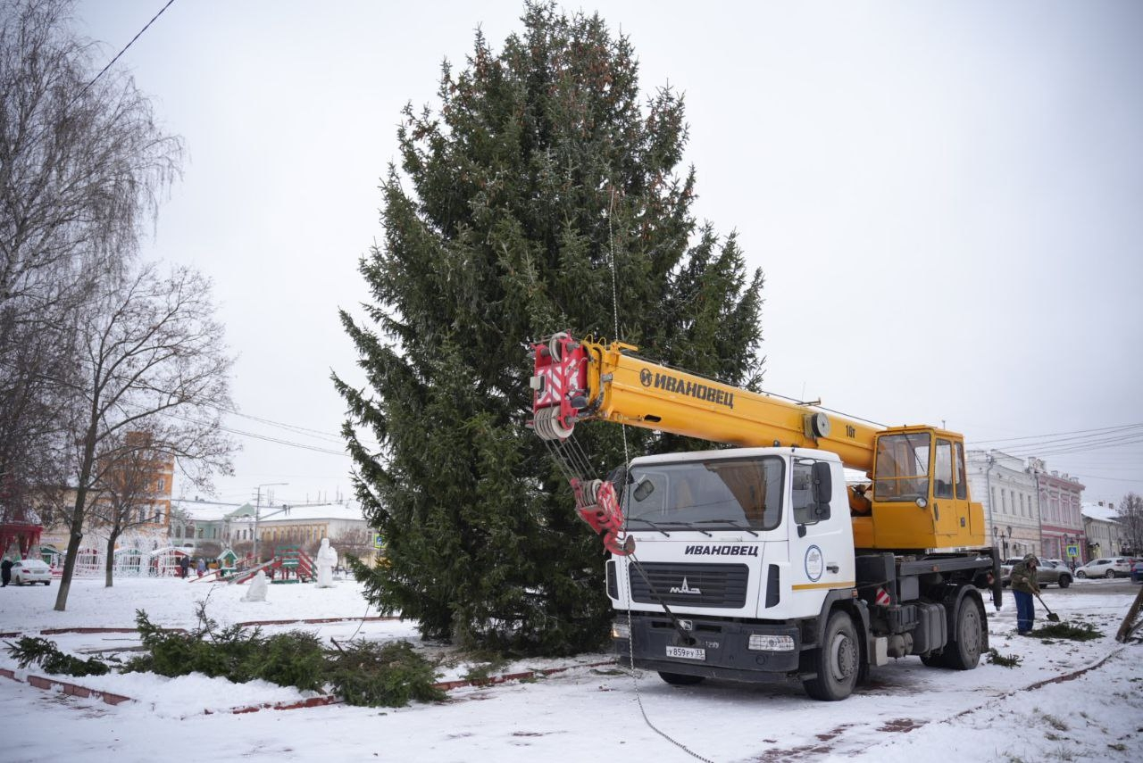 Процесс установки главной ёлки Мурома на площади