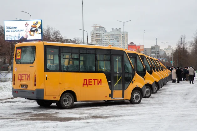 Церемония передачи школьных автобусов