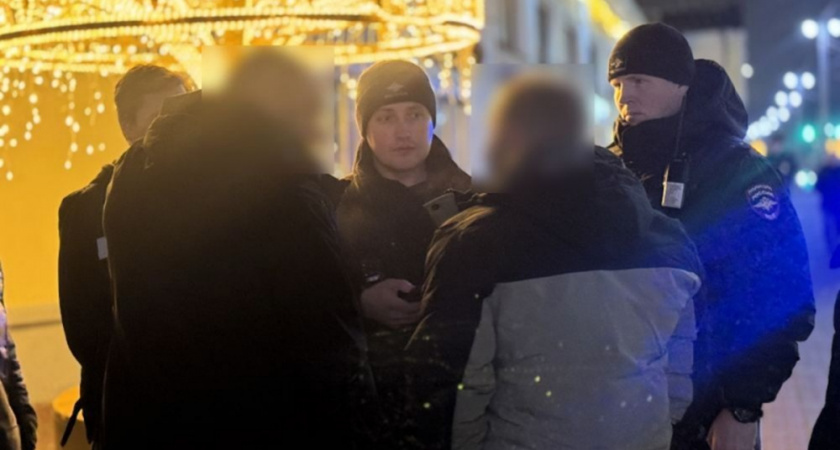 Полицейские во время ночного рейда во Владимире